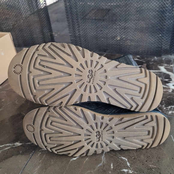 UGG Boots Size 5 - Picture 5 of 6